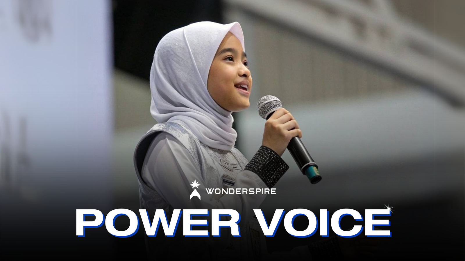 Pelajar perempuan bercakap di hadapan audiens
