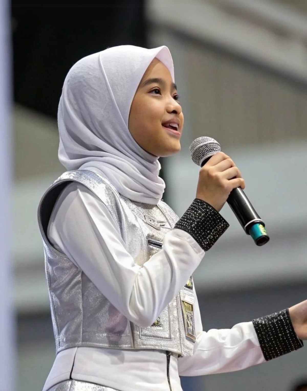 Pelajar sedang bercakap dengan yakin menggunakan mikrofon