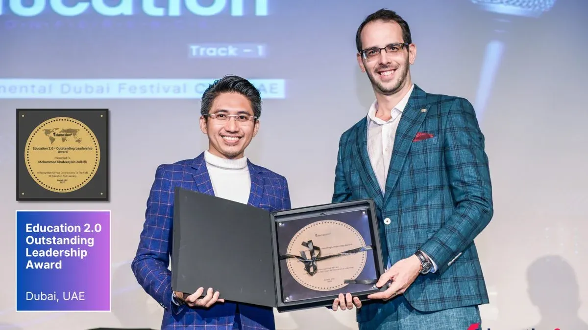 Tuan Shafeeq Zulkifli menerima Education 2.0 Outstanding Leadership Award di Dubai, UAE